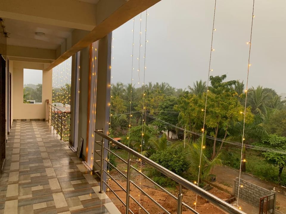 Queen bed with attached bathroom, private parking Apartment in Karnataka