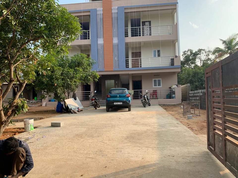 Queen bed with attached bathroom, private parking Apartment in Karnataka