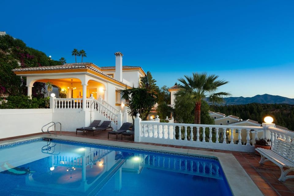 Large Luxury Family Villa 500m From Beach Villa in Costa del Sol