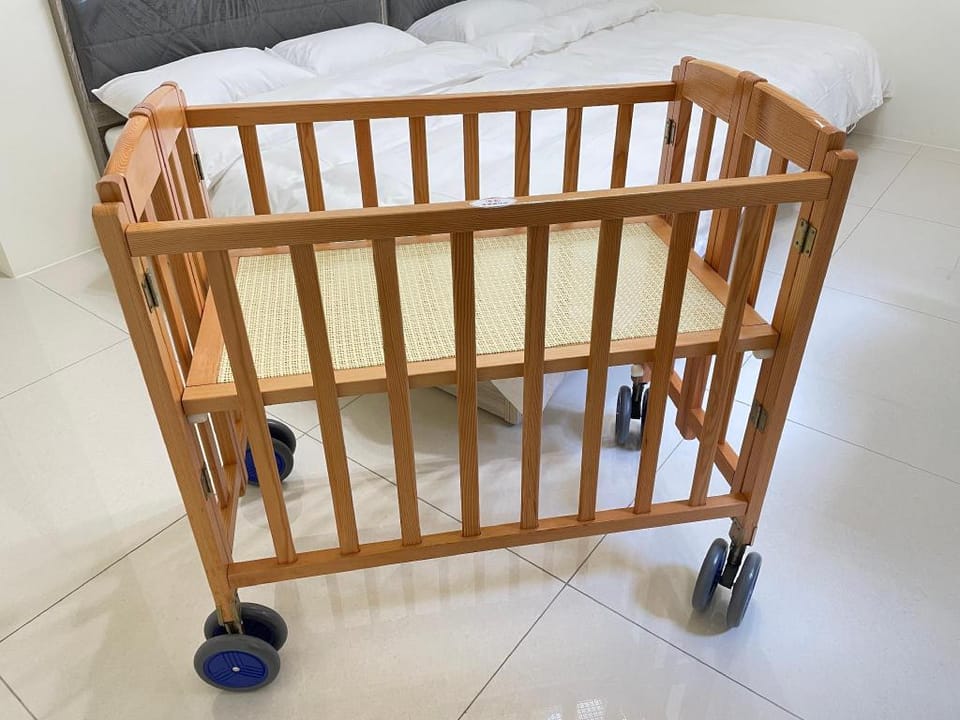 Moon3【自助入住】電梯獨棟整層 8-10人家庭旅遊 提供嬰兒用品  4房3衛 美麗島捷運步行5分 Apartment in Kaohsiung