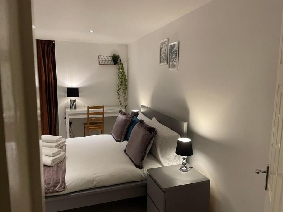 Bright and spacious one bedroom serviced apartment Apartment in London
