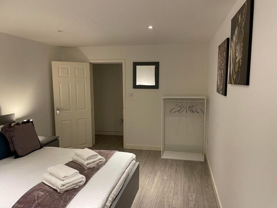Bright and spacious one bedroom serviced apartment Apartment in London