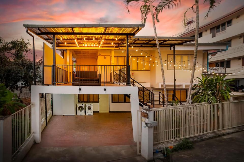 Minimal House @Nimman for 4-10 persons Vacation rental in Chiang Mai