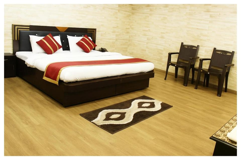 Goroomgo Madhu Palace Katra Near Yatra Card Counter Hotel in Punjab