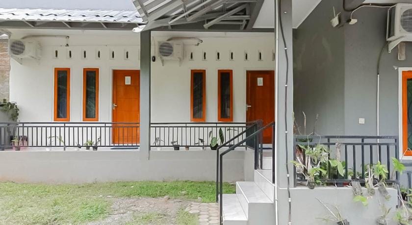 Penginapan Al Firdausi Syariah RedPartner Hotel in West Java