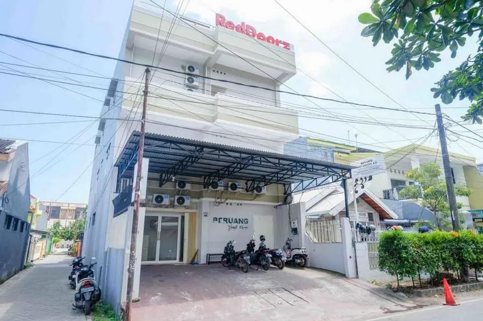 RedDoorz near Mall Ratu Indah 3 Hotel in Indonesia