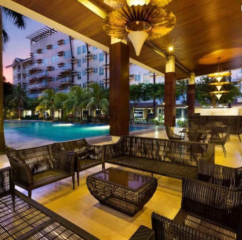 Three BR with Pool Access, Balcony and City View Vacation rental in Pasig