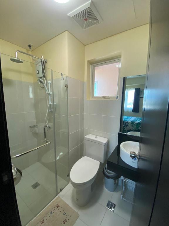 Three BR with Pool Access, Balcony and City View Vacation rental in Pasig