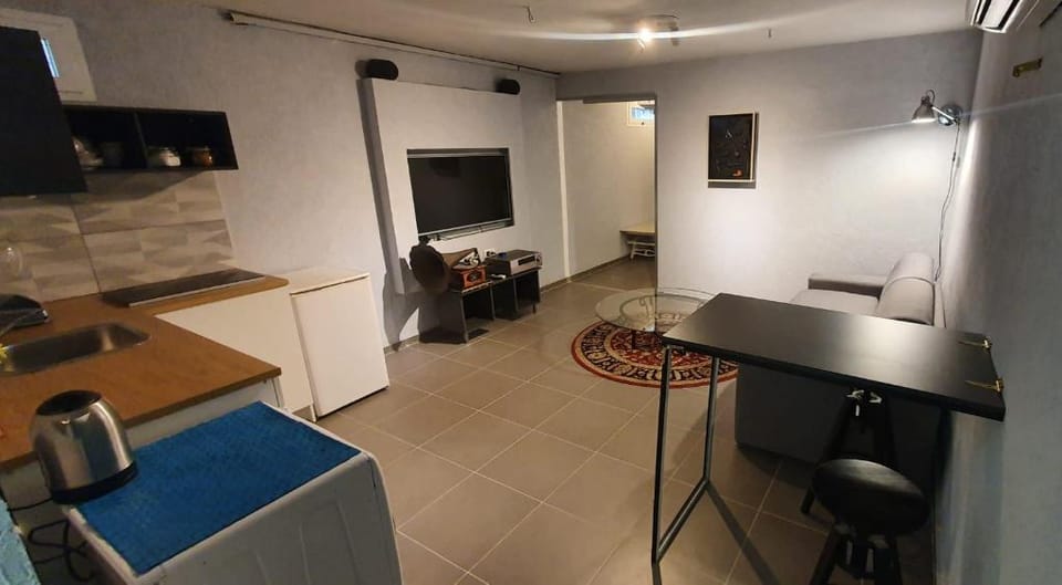 Lovely small apartment 10m walk from the old city Vacation rental in Jerusalem