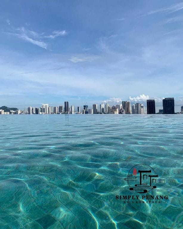 Sunshine *Komtar View*Rooftop Pool*Smart TV*Wifi Apartment in George Town
