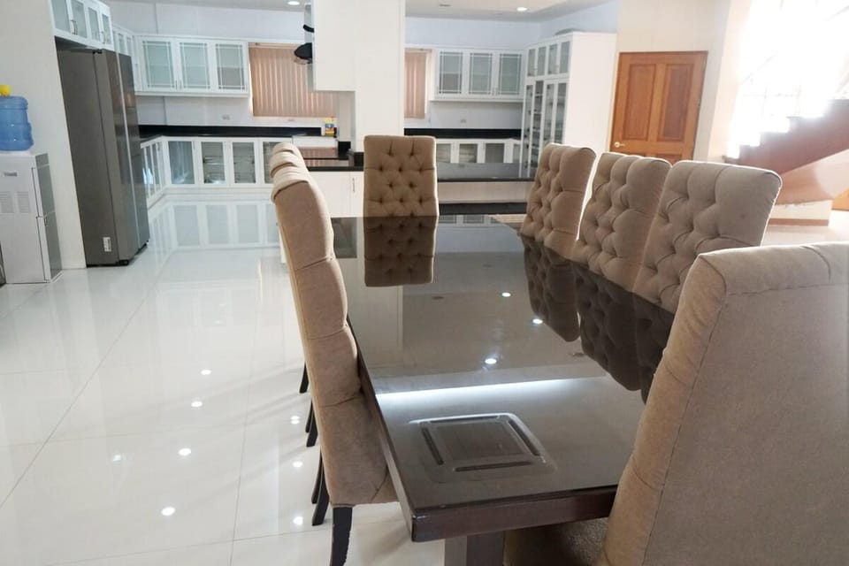 Private Big Swimming Pool with 3 Bedroom  Vacation rental in Angeles
