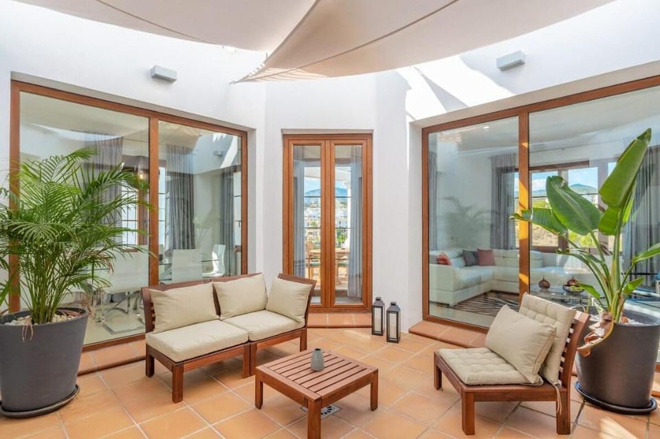 Amazing 5BDR modern villa for up to 14 pax, pool.. Villa in Costa del Sol