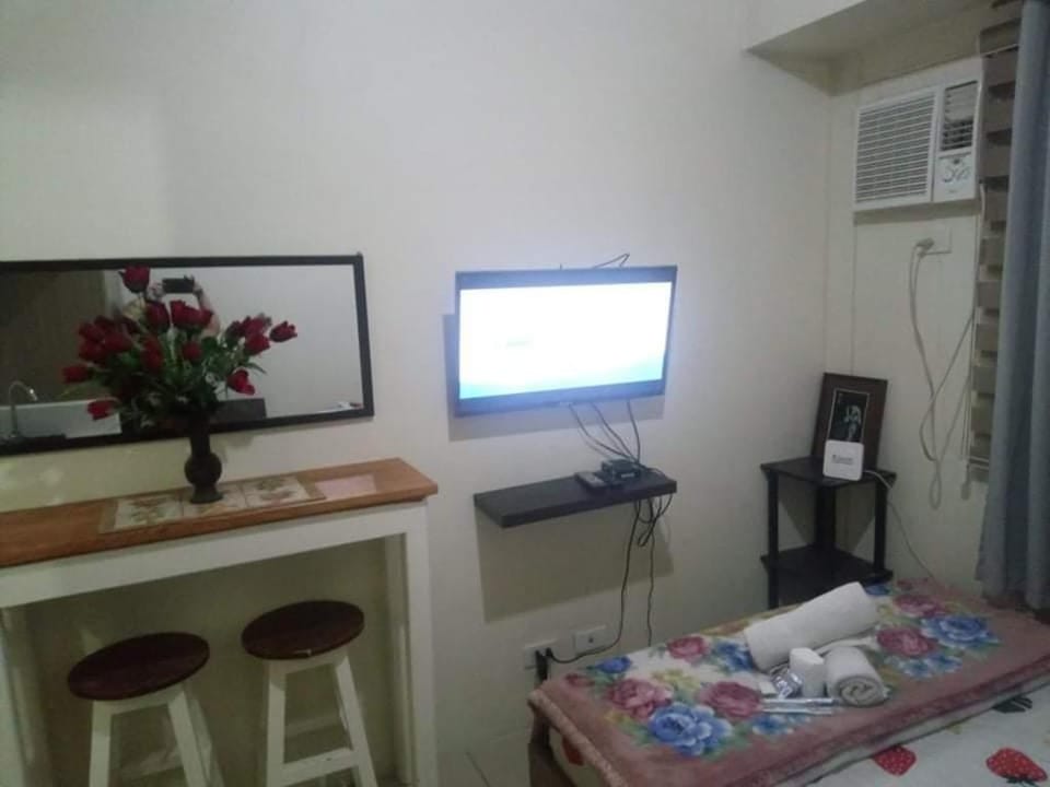Romantic staycation room at Urban deca Tower edsa  Apartment in Mandaluyong