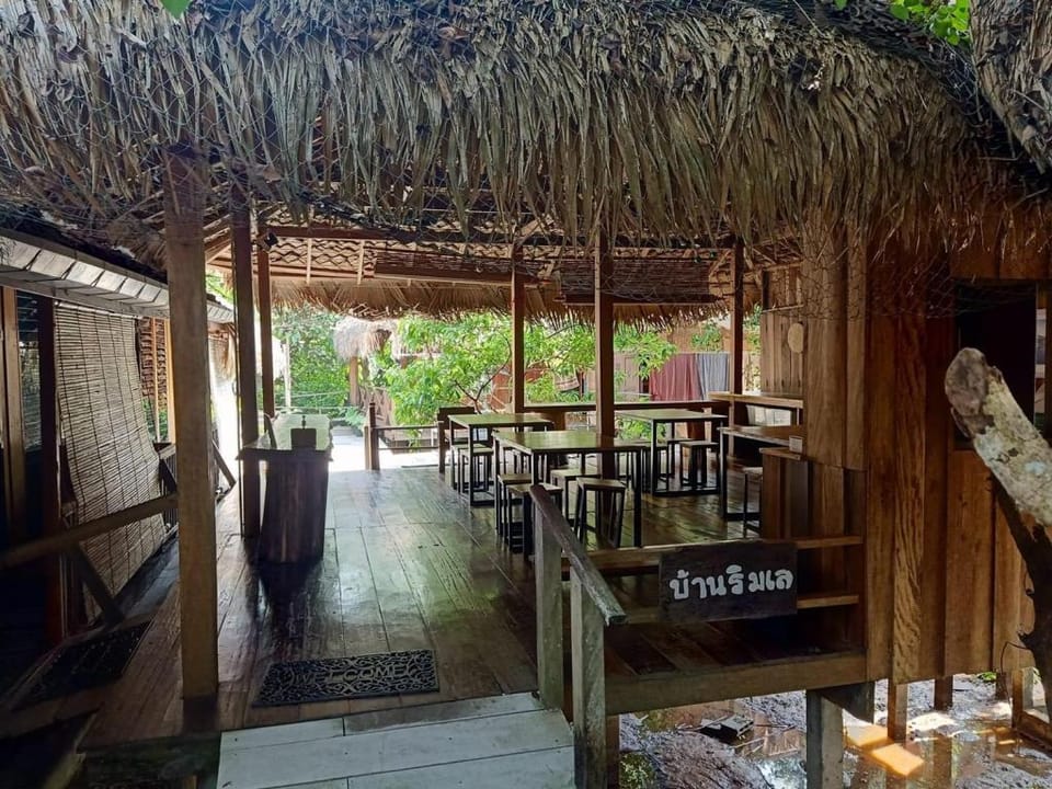 Banrimlay Pakpra บ้านริมเล Villa in Thailand