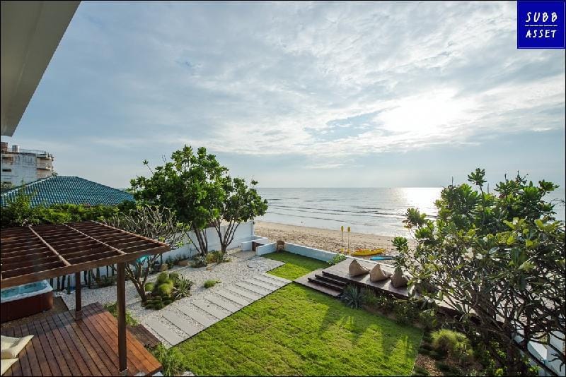 Beachfront Modern Luxury Poolvilla | Cha-am Villa in Thailand
