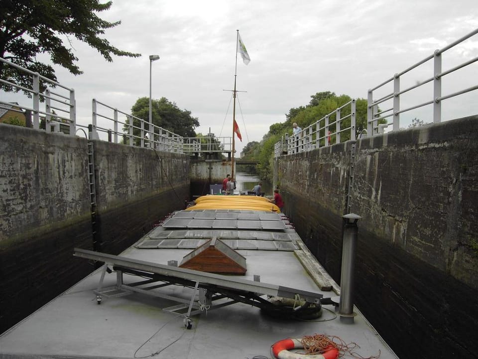 Spacious Boat with Scenic Views Docked boat in Flanders