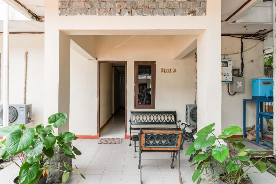 RedDoorz near Pondok Indah Water Park Hotel in South Jakarta City