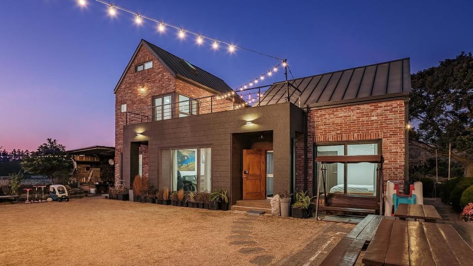 Jeju brickninemansion Bed and Breakfast in South Korea