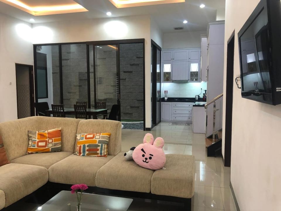 The Green Home. New  and Spacious 3 br home Vacation rental in Surabaya