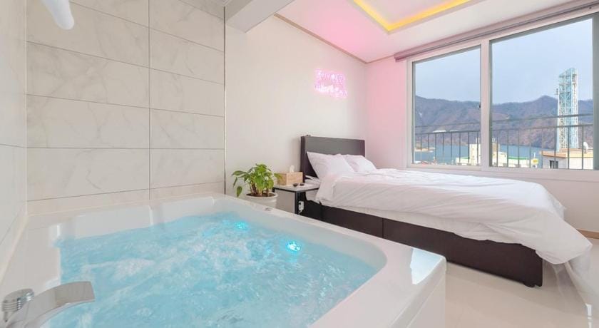Gaypeng Poolvilla Lisum Five Penison Bed and Breakfast in Gyeonggi-do