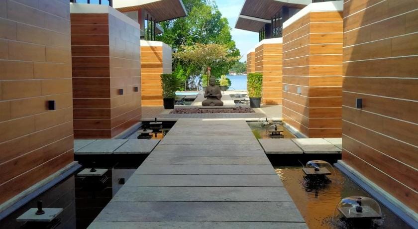 Lago Leisure Resort & Spa Hotel in Vypin