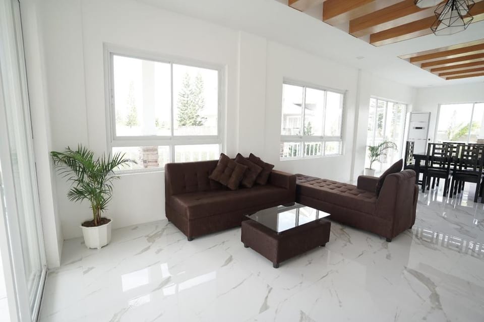 Cozy crib in Tagaytay Highlands w/ FREE BREAKFAST Villa in Calamba