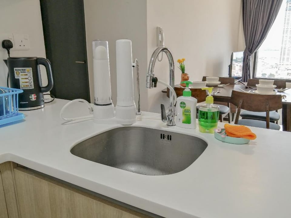 Tropicana 218 ♛Seaview ♛Komtar view ♛Near Heritage Apartment in George Town
