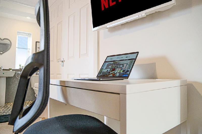 Detached House - Free Parking, Garden & Netflix  Vacation rental in Aylesbury Vale