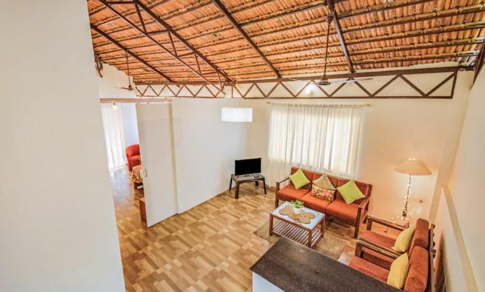Lavish Studio with a pool, near Candolim Beach Apartment in Candolim