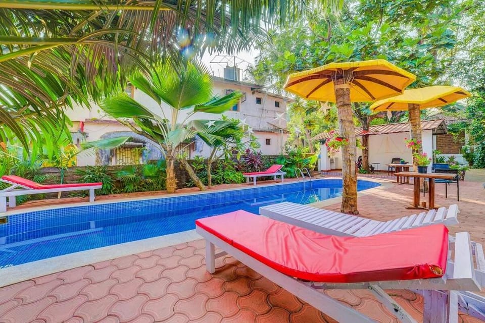 Lavish Studio with a pool, near Candolim Beach Apartment in Candolim