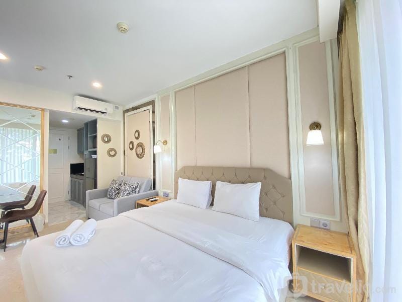 Modern Studio with Jacuzzi at Art Deco By Travelio Apartment in Bandung