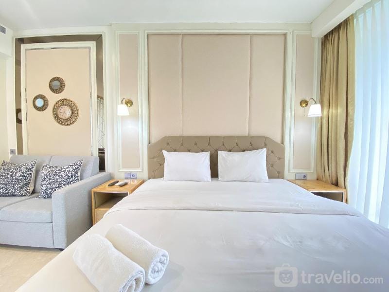 Modern Studio with Jacuzzi at Art Deco By Travelio Apartment in Bandung