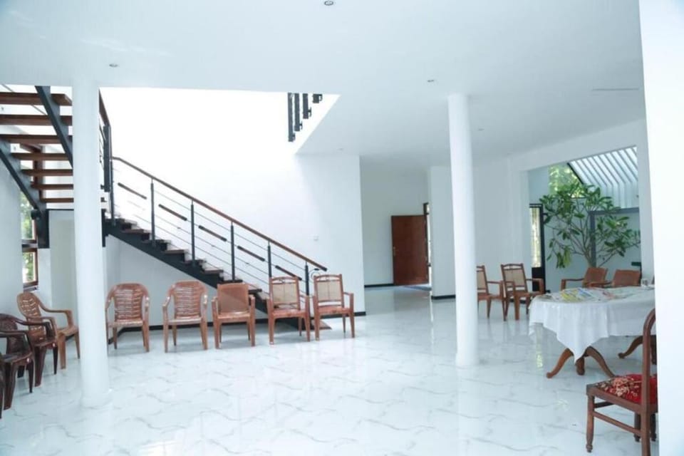 Cheerful 4 Bedroom Villa with free parking Villa in Southern Province