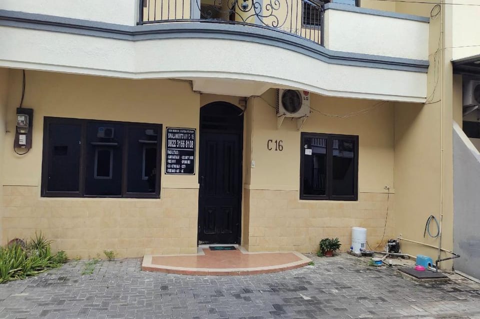 Hotel O C16 Siwalankerto Syariah Hotel in Surabaya
