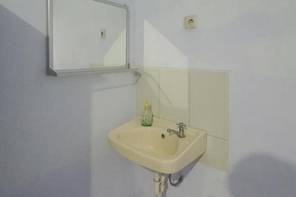 Angrumba Family Homestay Syariah near RSUD Caruban Mitra RedDoorz Hotel in East Java