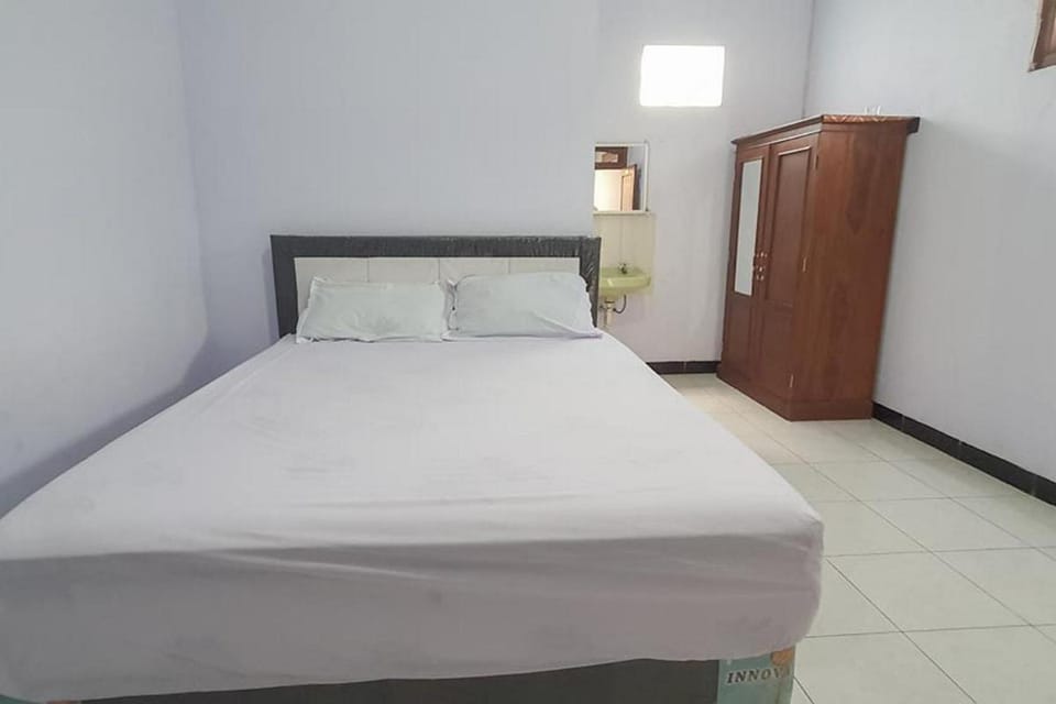 Angrumba Family Homestay Syariah near RSUD Caruban Mitra RedDoorz Hotel in East Java