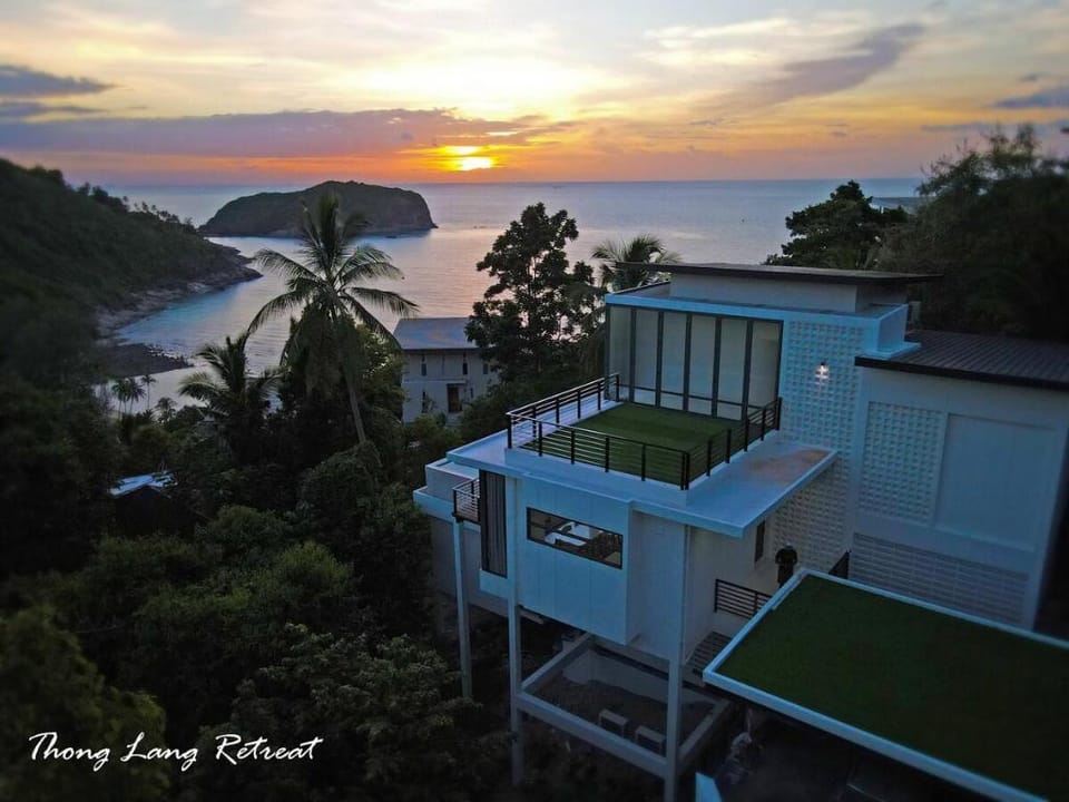 Luxury Sea and Sunset View 3BR 4BA Pool Villa Villa in Ko Pha-ngan Sub-district