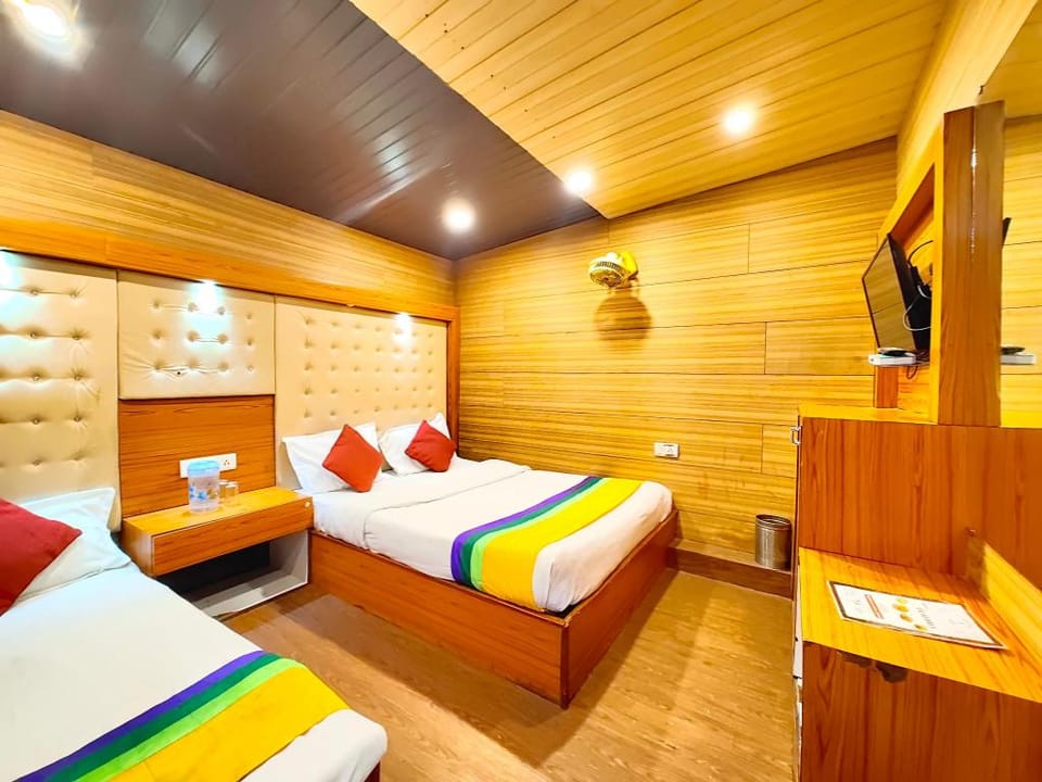 Goroomgo Flatties Mall Road Lake View Nainital Hotel in Uttarakhand