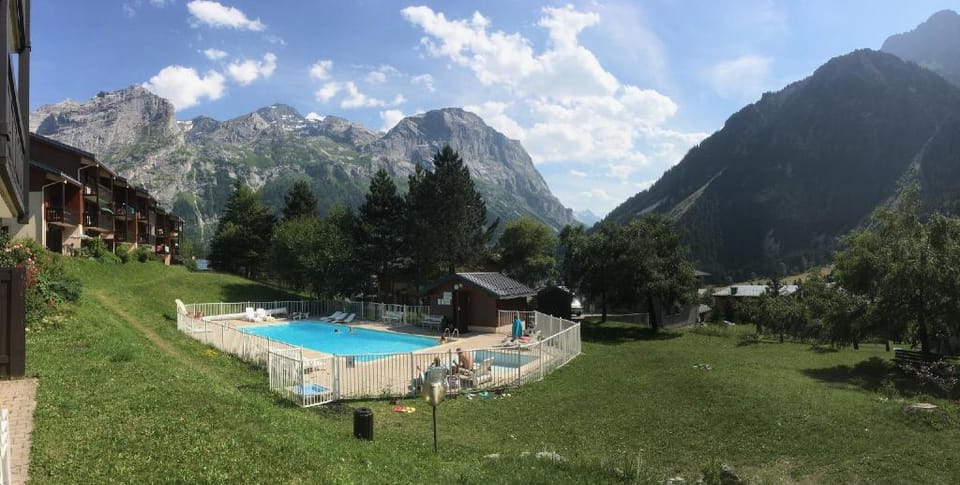 Appartement cosy type chalet avec piscine au pied des pistes et superbe vue panoramique Vacation rental in Pralognan-la-Vanoise