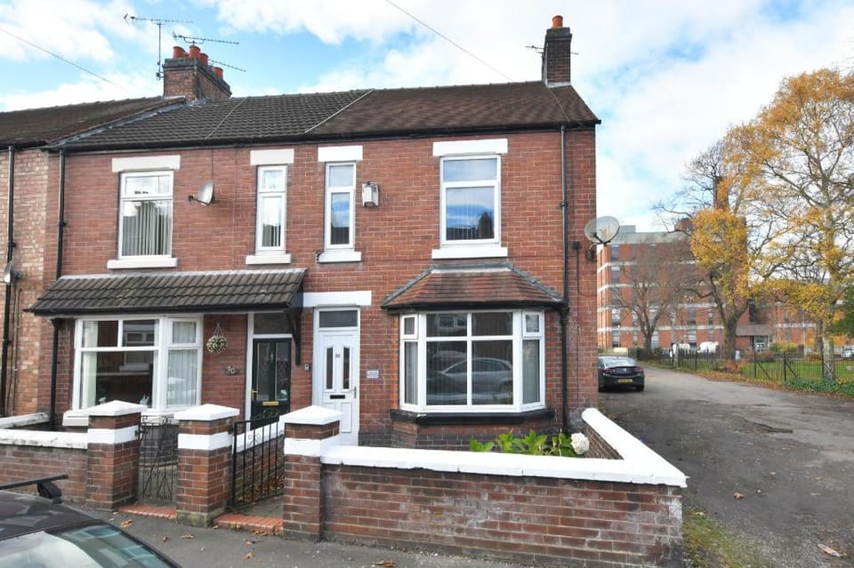 Townhouse @ Hall O Shaw Street Crewe Bed and Breakfast in Crewe