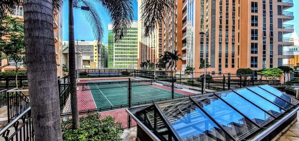 Venice Residences Free Parking, Smart TV, 100mbps Apartment in Makati