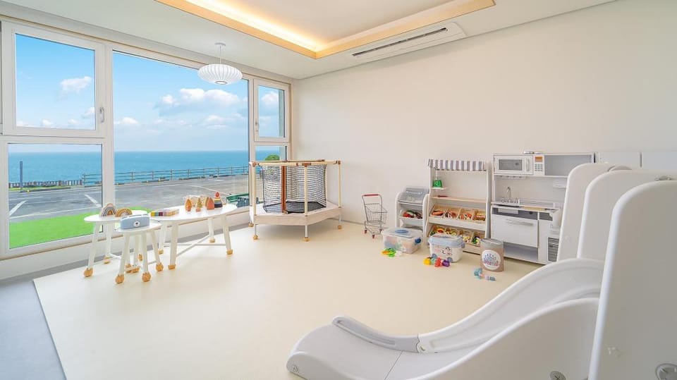 Jeju Kidsgajok badatgahauseu Bed and Breakfast in South Korea