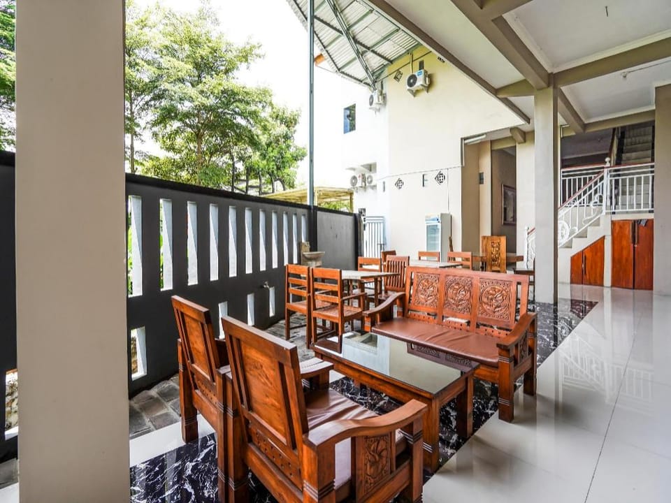 OYO 90886 Sunset View Homestay Hotel in East Java