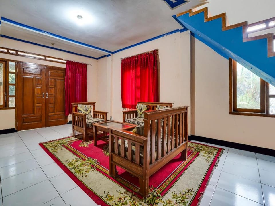 OYO Homes 90915 Eco Tourism Desa Cihanjuang Rahayu Ciwangun Indah Camp Villas Hotel in Parongpong