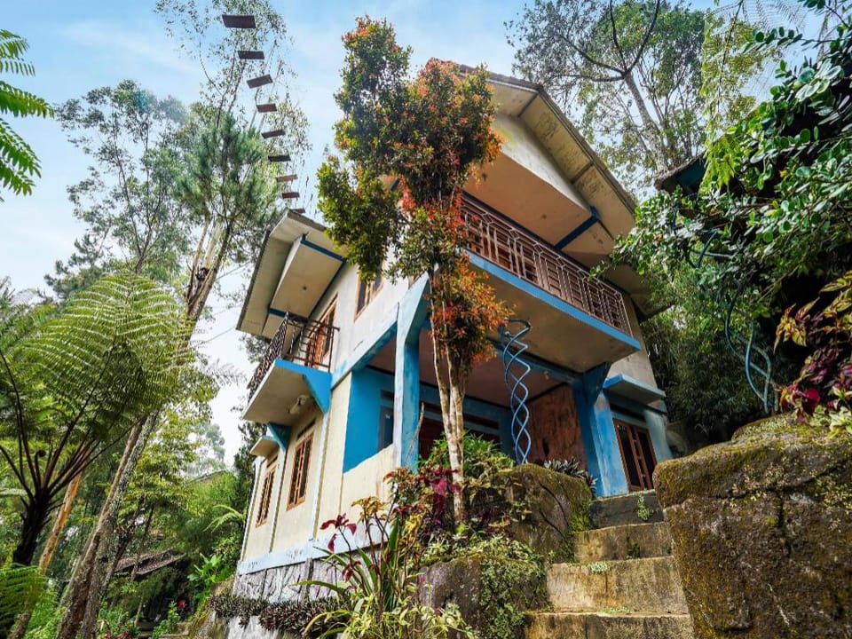 OYO Homes 90915 Eco Tourism Desa Cihanjuang Rahayu Ciwangun Indah Camp Villas Hotel in Parongpong