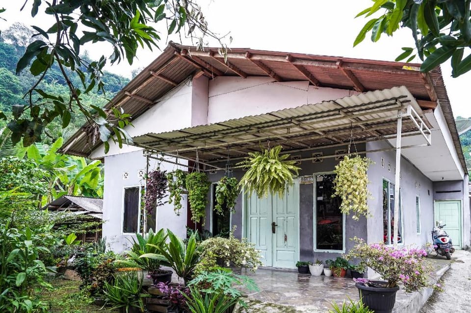 OYO Homes 90916 Eco Tourism Geopark Rajamandala Homestay Syariah Hotel in West Java