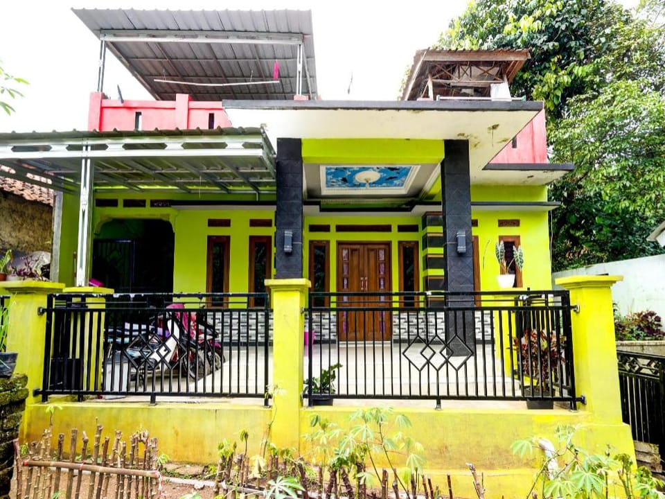 OYO Homes 90918 Eco Tourism Geopark Gunung Masigit Homestay Syariah Hotel in West Java