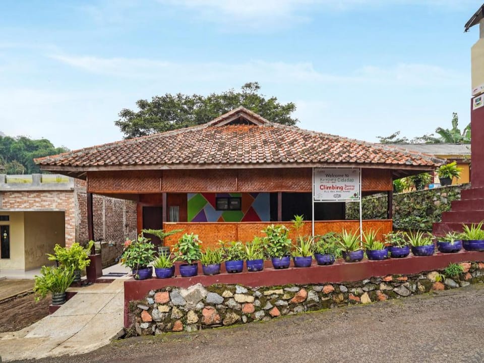 OYO Homes 90917 Eco Tourism Geopark Padalarang Homestay Syariah Hotel in West Java