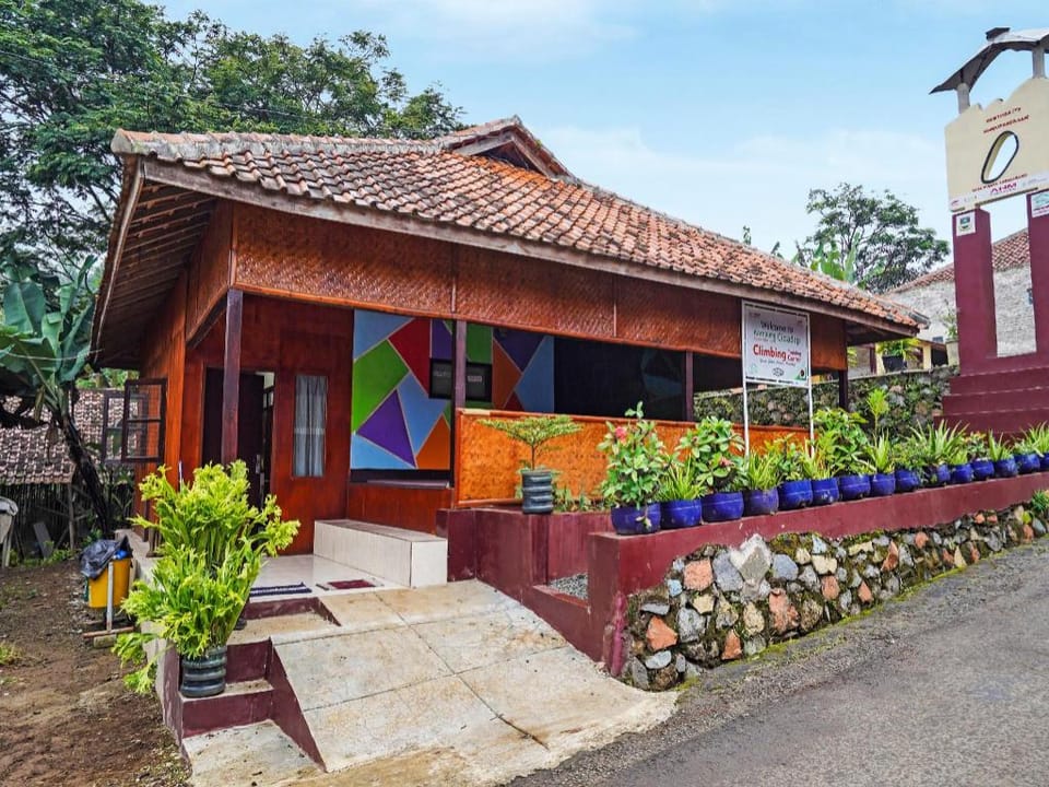 OYO Homes 90917 Eco Tourism Geopark Padalarang Homestay Syariah Hotel in West Java
