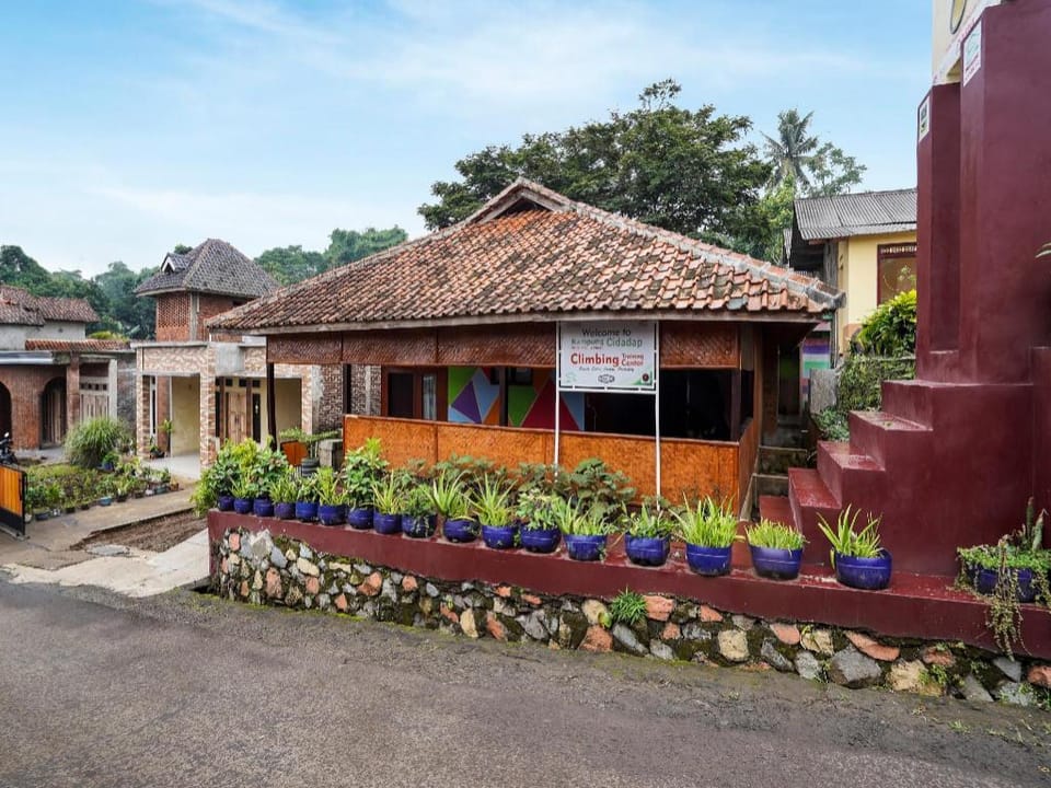 OYO Homes 90917 Eco Tourism Geopark Padalarang Homestay Syariah Hotel in West Java
